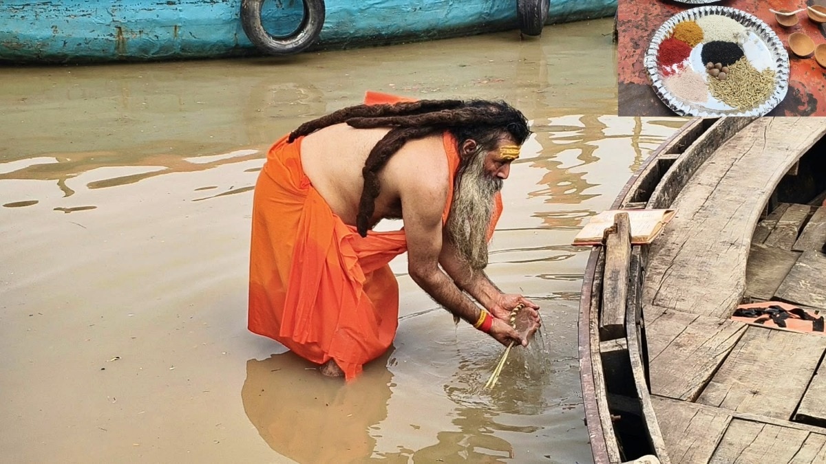 विदेश से ऑनलाइन जुड़े लोग, काशी में हुआ तर्पण (Photo- ITG) 
