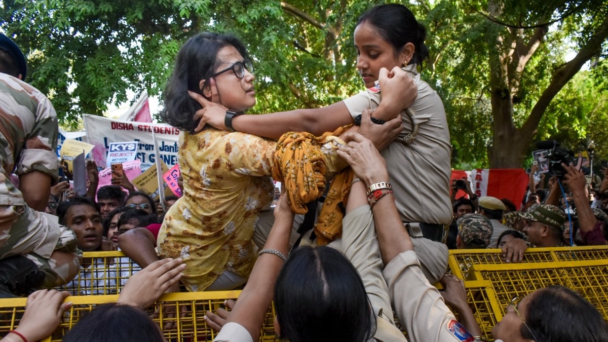 वायरल तस्वीर में नेहा बोरा कांस्टेबल की वर्दी पकड़े दिख रही हैं. (Photo- PTI)