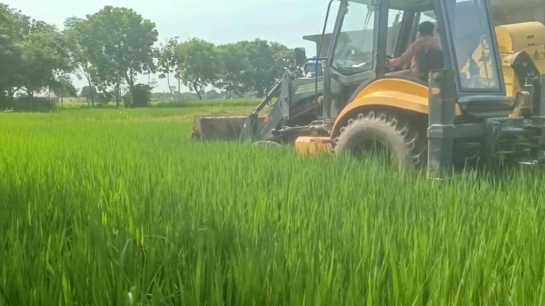 सरकारी जमीन पर बुआई, प्रशासन ने चलाया बुलडोजर (Photo- ITG) 