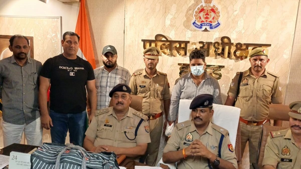 चेकिंग के दौरान पकड़ा गया आरोपी. (Photo: ITG)