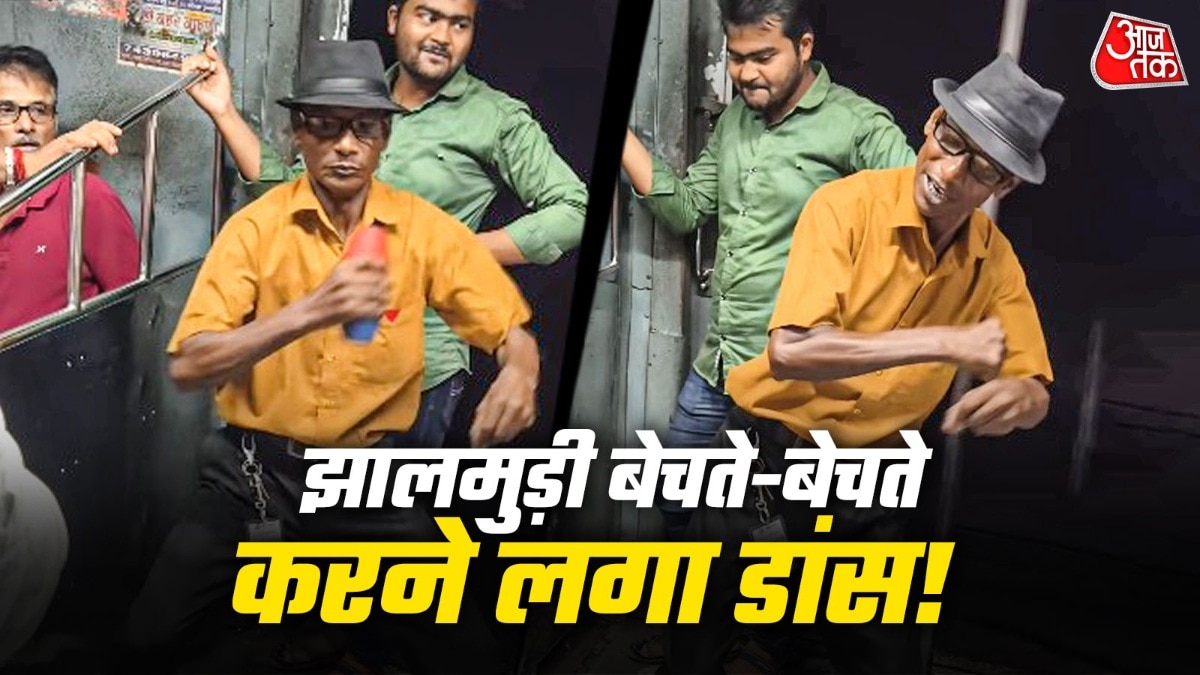झालमुड़ी बेचने के साथ वे डांस भी कर रहा है. ( Photo: Instagram/ @ghoomtachatora) 
