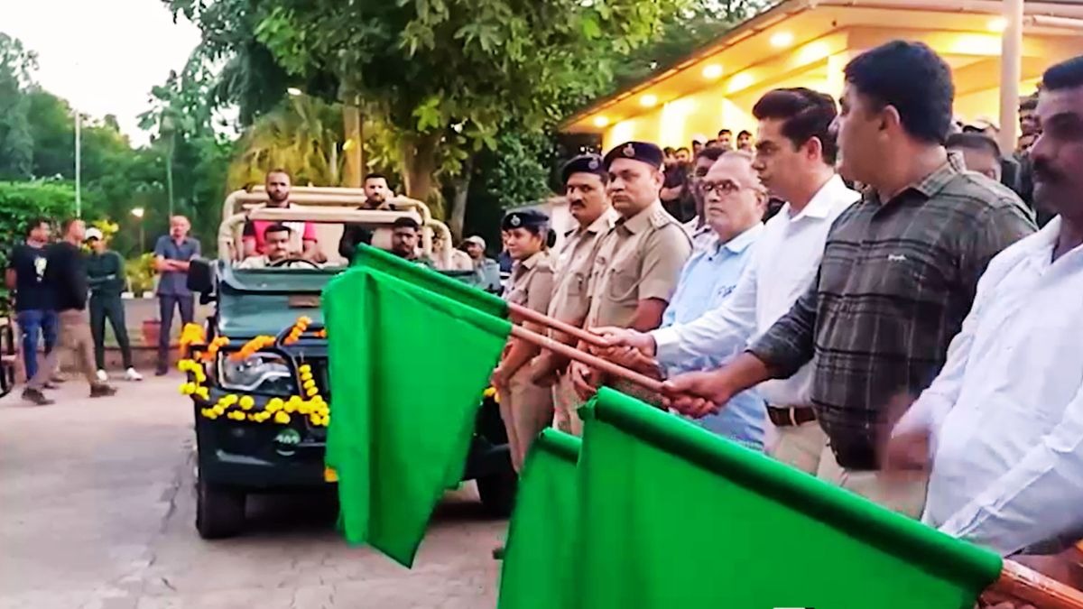 हरी झंडी दिखाकर पर्यटकों को किया रवाना. (Photo: ITG)