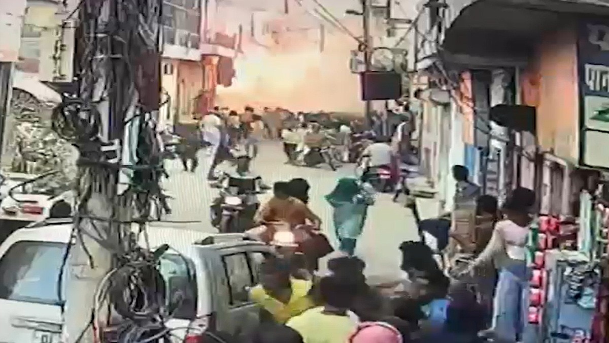 सिलेंडर ब्लास्ट से मचा हड़कंप. (Photo: Screengrab)