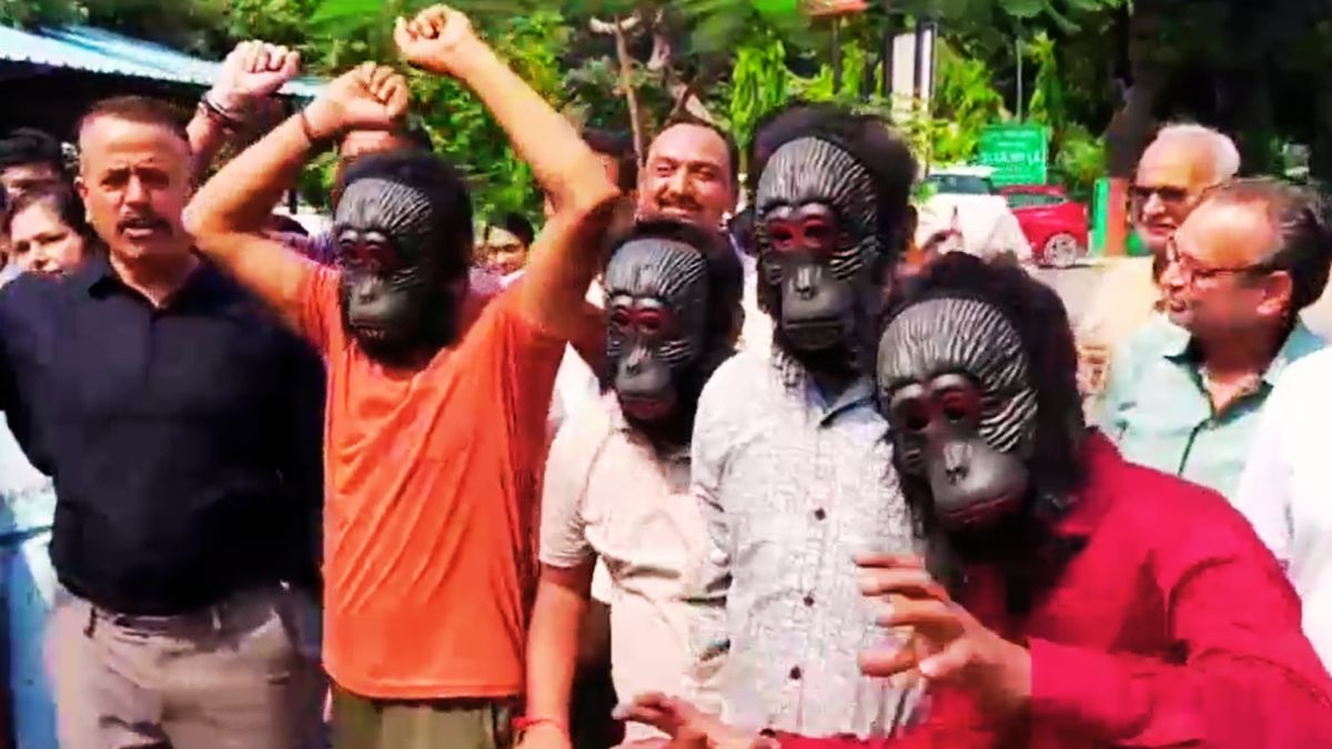 बंदर बनकर प्रदर्शन करने लगे लोग. (Photo: Screengrab)