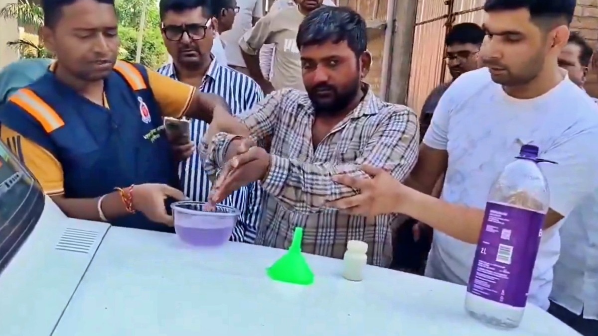 एंटीकरप्शन टीम की गिरफ्त में आरोपी लेखपाल (Photo- ITG)