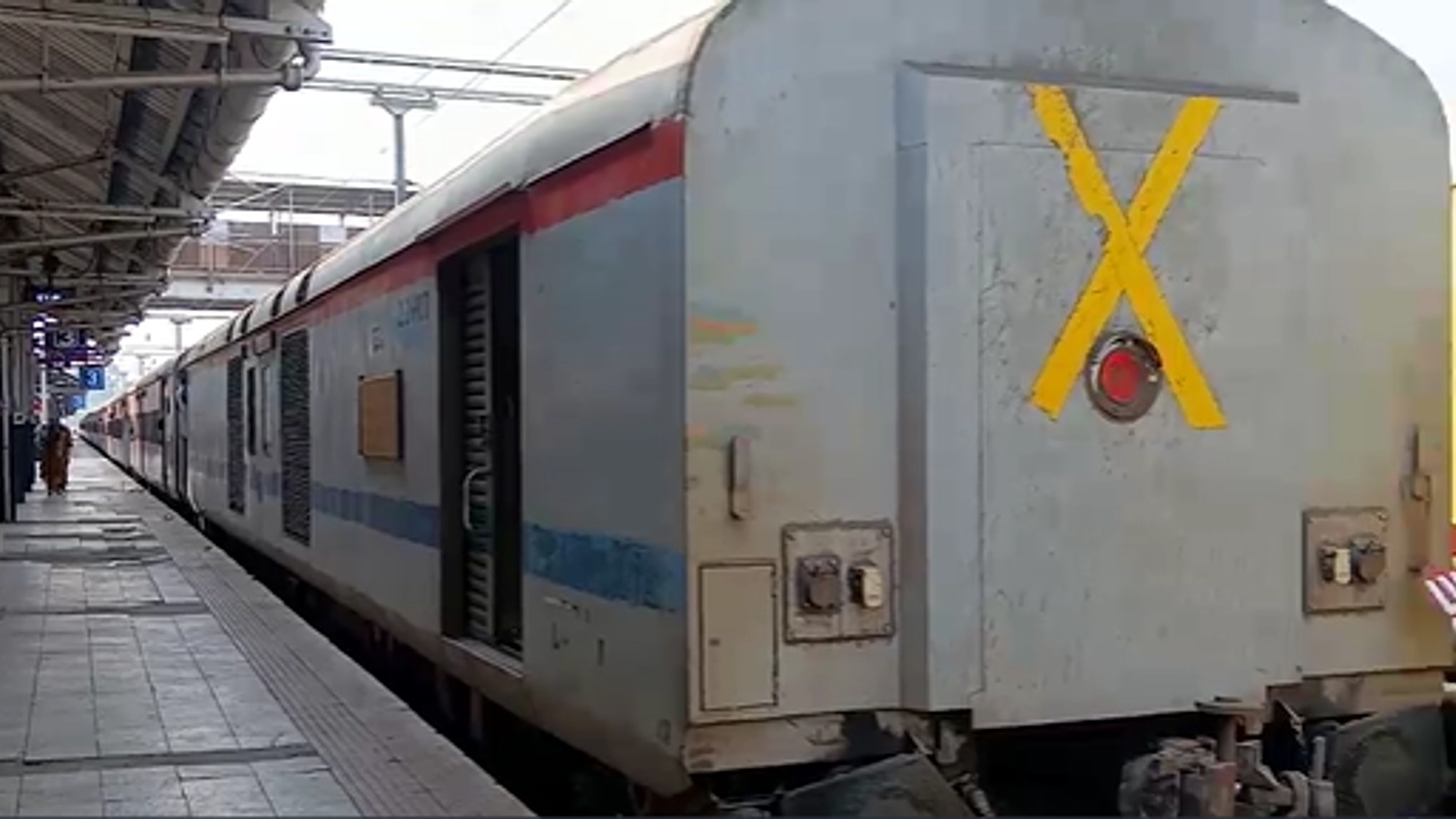 कई प्रमुख ट्रेनों का परिचालन रद्द.(Photo: Screengrab)