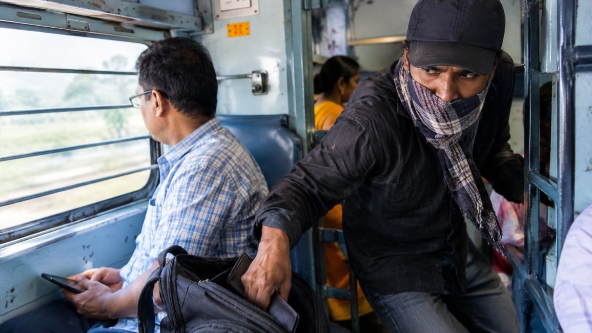 ट्रेन से बैग चोरी पर जुर्माने का आदेश. (Photo: AI Generated) 