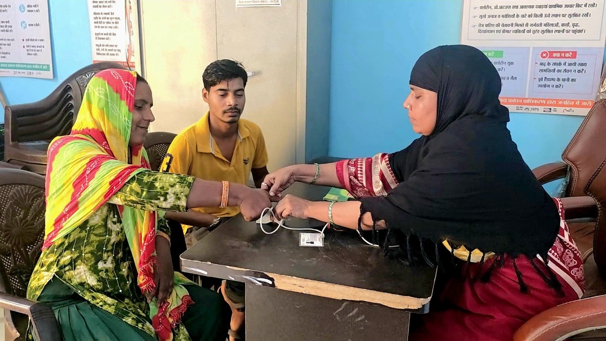 सरकार की योजना से ग्रामीण इलाकों के लोगों को दरवाजे पर ही बैंकिंग समेत कई तरह की सुविधाओं का लाभ मिल रहा है. (Photo: ITG)