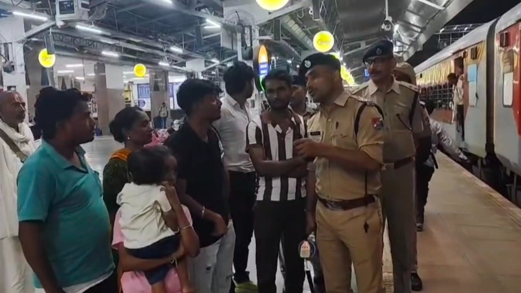प्रयागराज जंक्शन पर ट्रेनों के कैंसिल होने के चलते परेशान यात्रियों को समझाते RPF के जवान. (Photo: ITG)