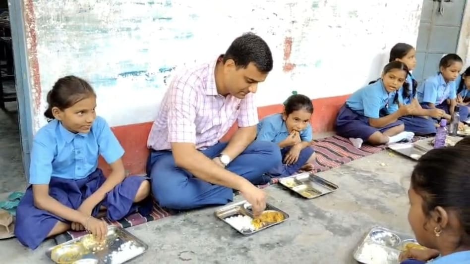 Diretor de distrito visita escola em Katihar, participa do almoço com os alunos e lava a louça sozinho