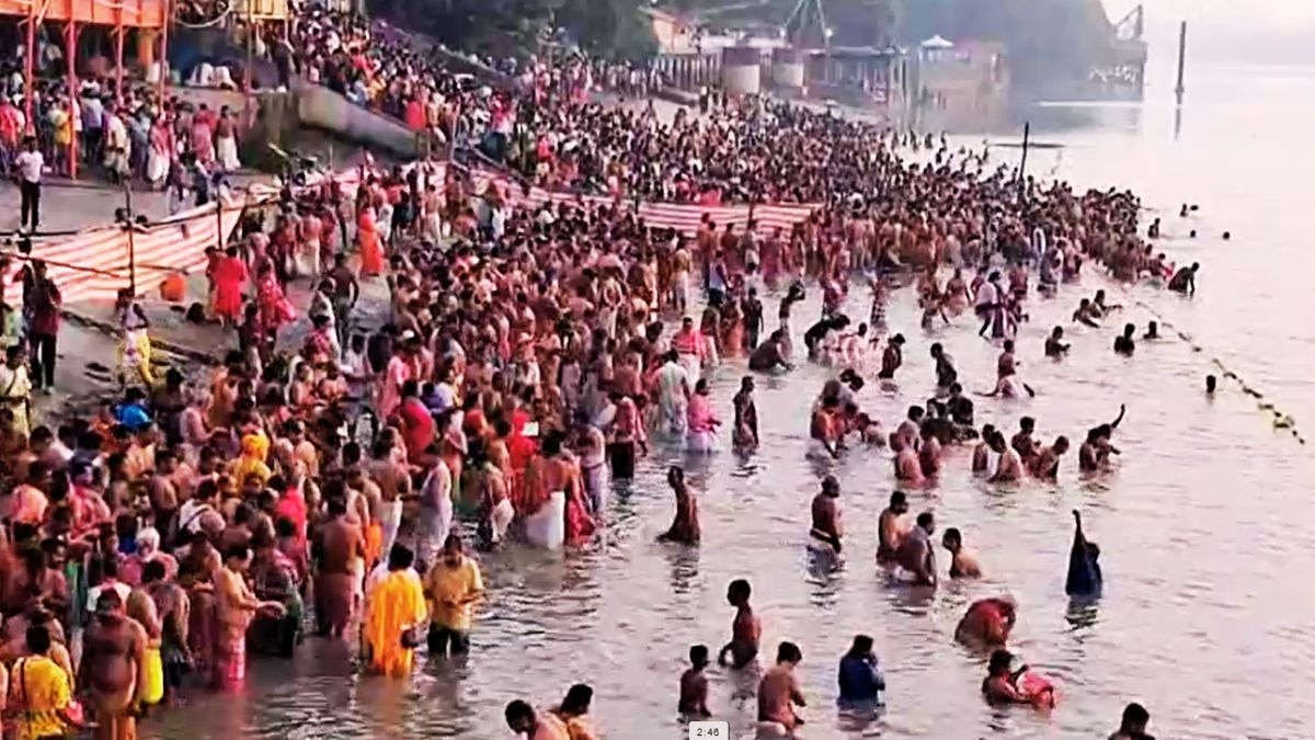 हावड़ा में घाट पर तर्पण करने उमड़ी भीड़. (Photo: Screengrab)