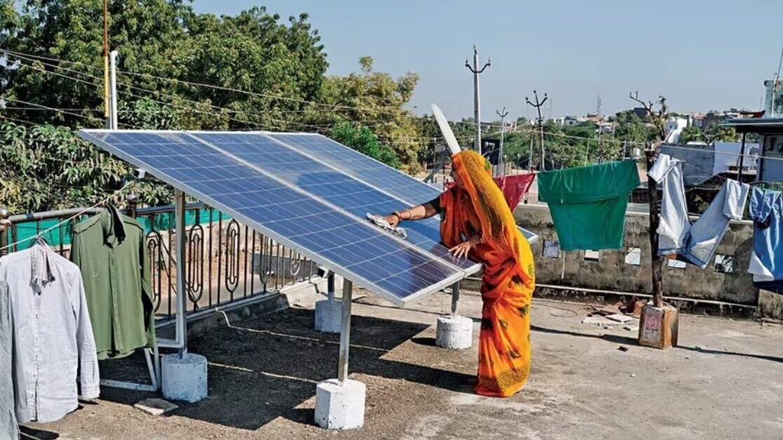 तूफान के चलते गिर गया सोलर पैनल. (File Photo: ITG)