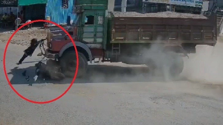 हादसे के बाद ट्रक का बंपर पकड़कर लटकी युवती. (Photo: Screengrabs)