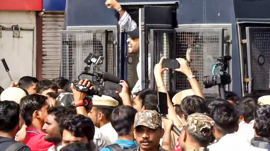 पुलिस ने दौड़ाकर 150 से अधिक प्रदर्शनकारियों को डिटेन किया गया है. (Photo-PTI)