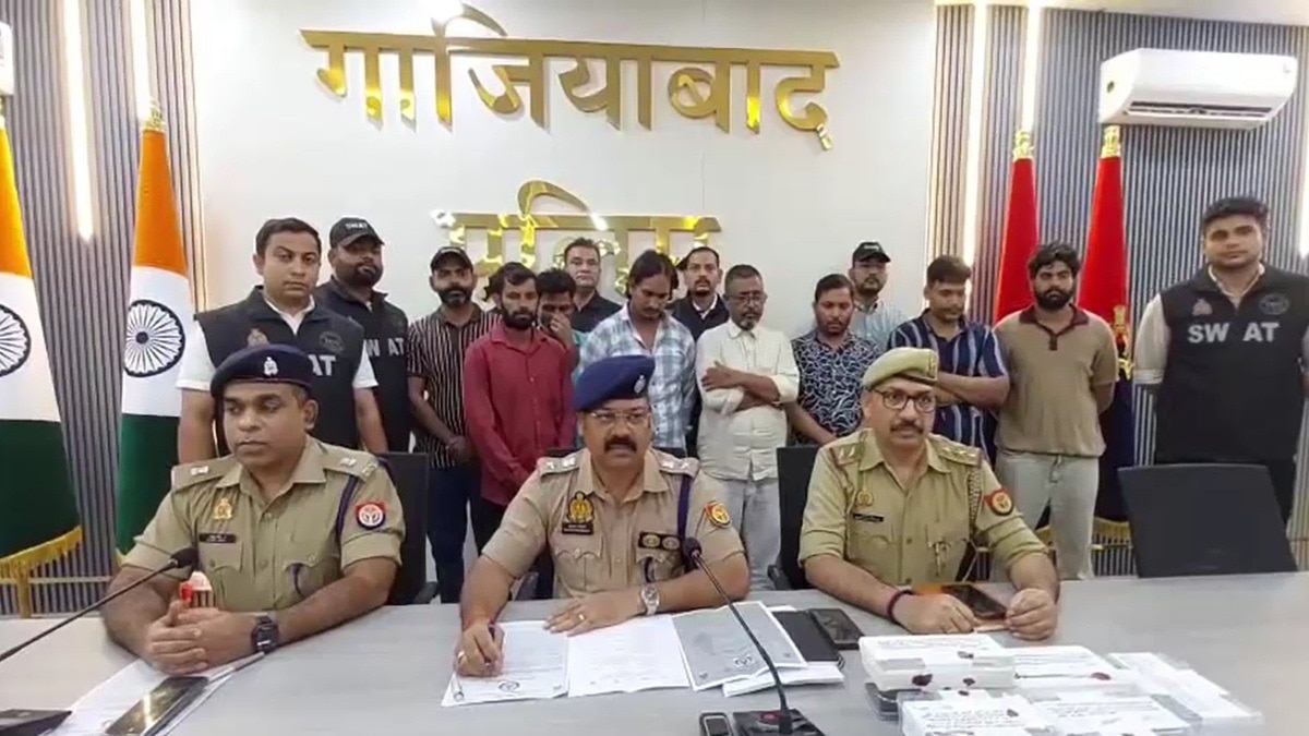 पुलिस गिरफ्त में आरोपी. (Photo: Screengrabs)