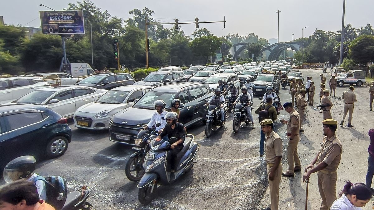 बॉर्डर पर चेकिंग के बाद ही निकल रहे वाहन. (Photo: PTI)