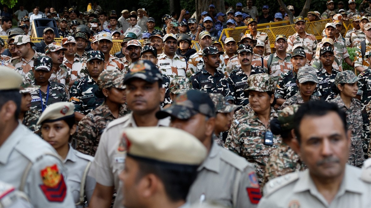 पुलिस ने तुषार गांधी को हिरासत में लिया (Credits: Reuters)