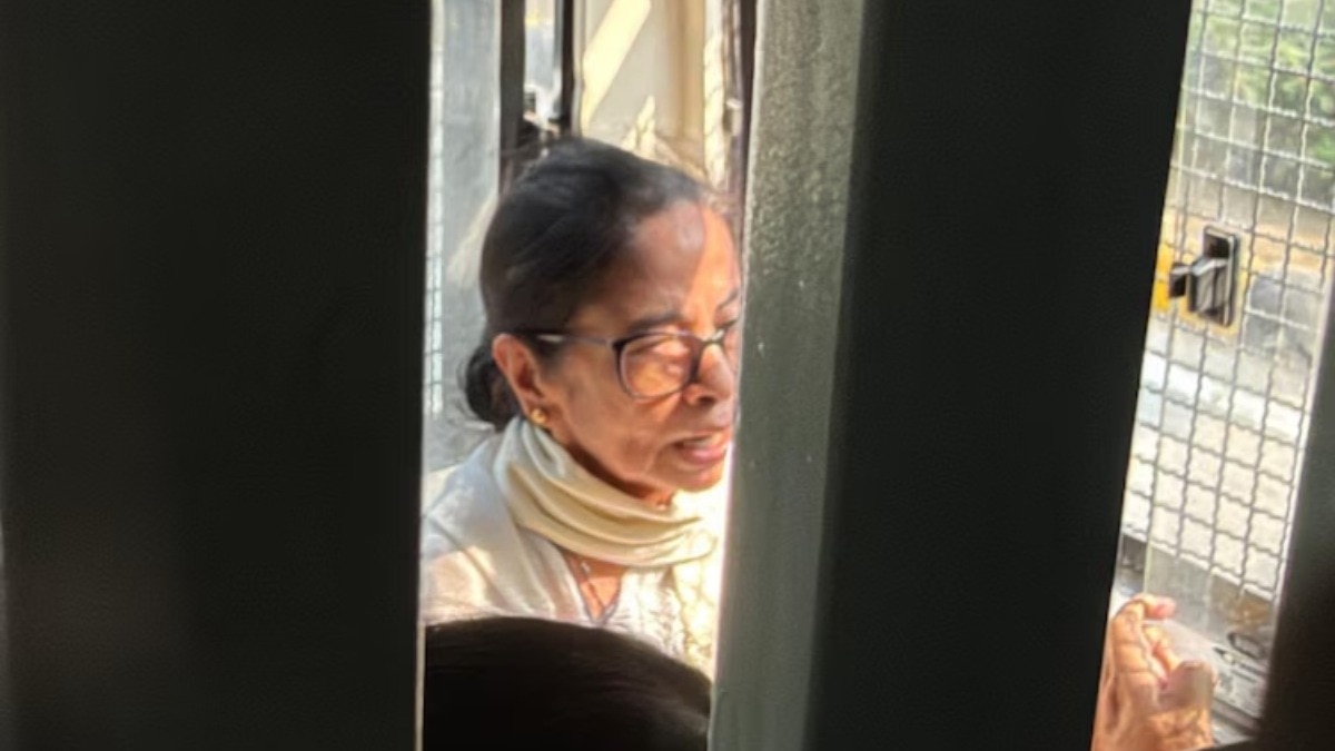 दिल्ली में चल रहे प्रदर्शन के बीच ममता बनर्जी को हिरासत में लिया गया.