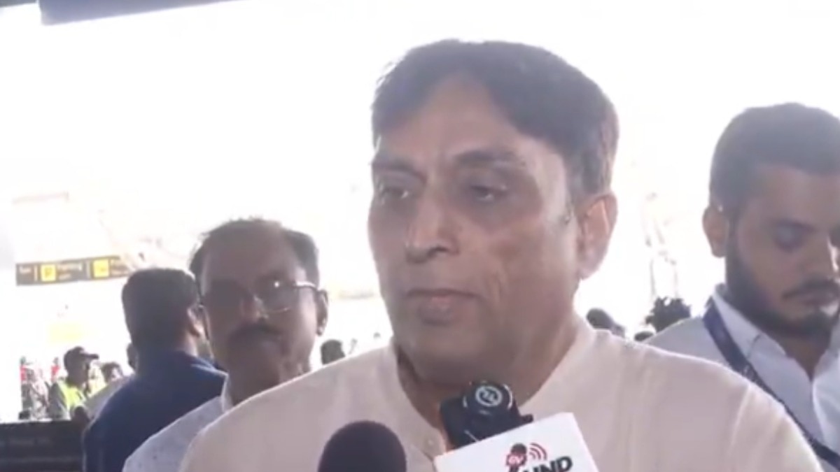दिपके के साथ प्लेन में आए यात्री ने कहा कि वह अभिजीत और कॉकरोचों को नहीं जानते. (Photo-X/@ANI)