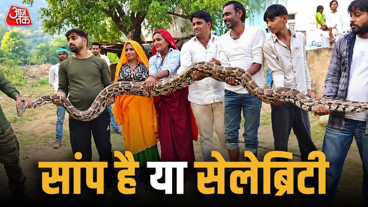 सांप के साथ सेल्फी की लग गई होड़. (Photo: ITG)