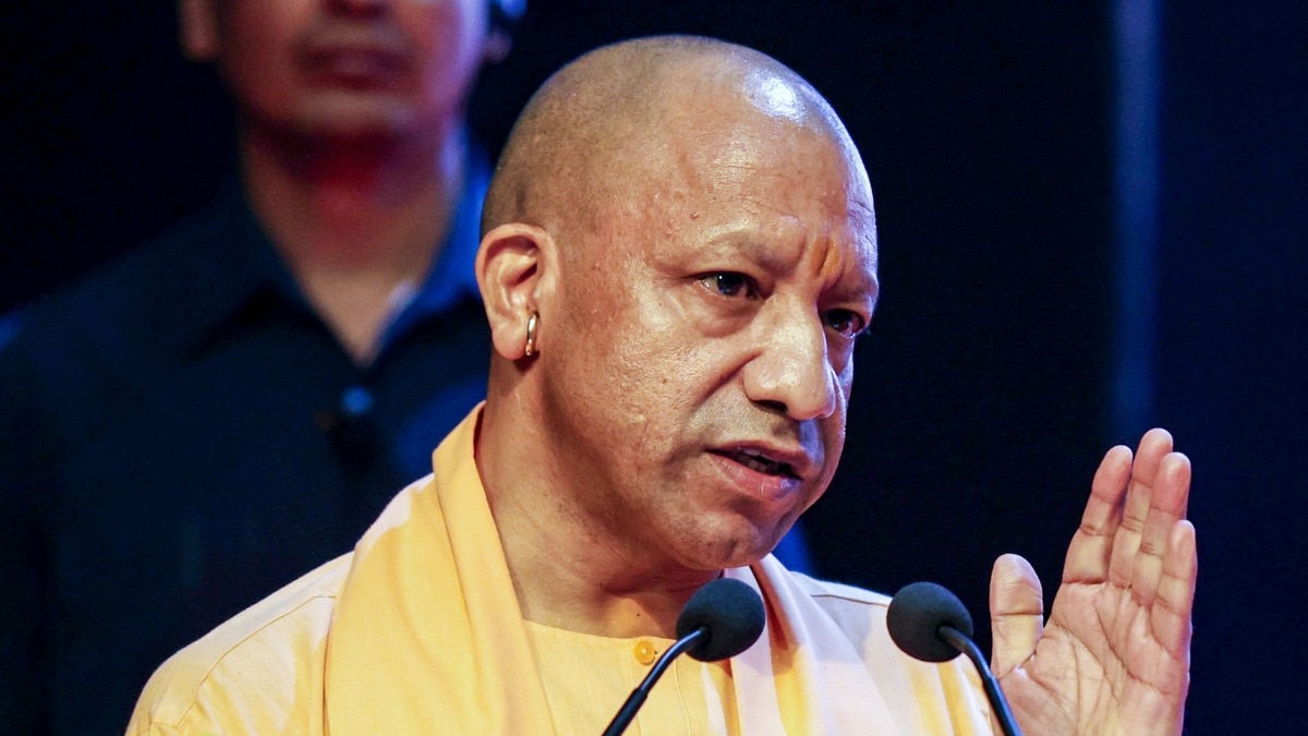 अखिलेश यादव की चुनौती पर योगी आदित्यनाथ ने पलटवार किया है (Photo: PTI)
