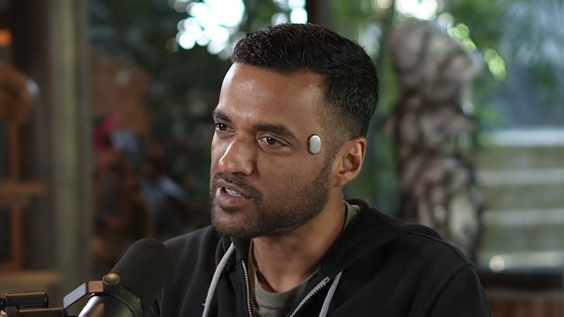 Temple डिवाइस को माथे पर चिपकाया जाता है. (Photo: YT, RajShamani Podcast)