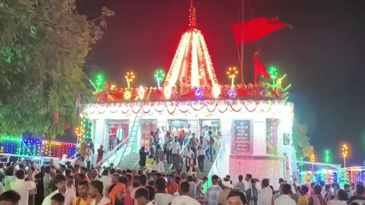 मैहर के शारदा माता मंदिर में उमड़ी श्रद्धालुओं की भीड़. (Photo: Screengrabs)