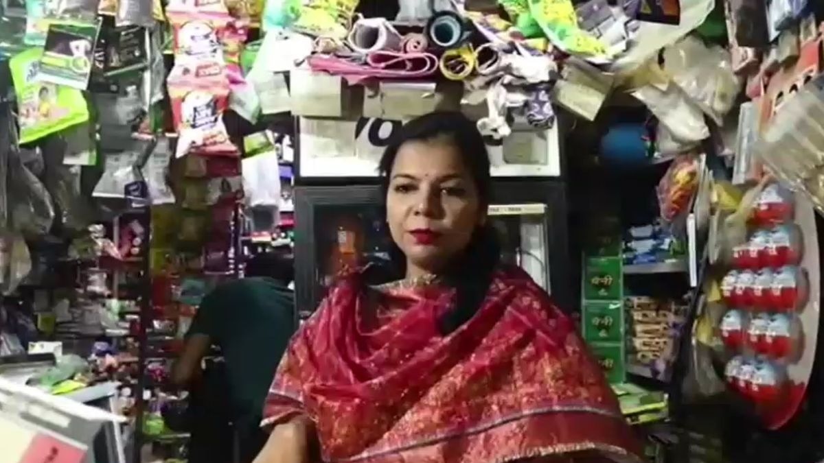 आधी रात को छापा मारने पहुंचीं डीएम वर्षा सिंह. (Photo: Screengrab)