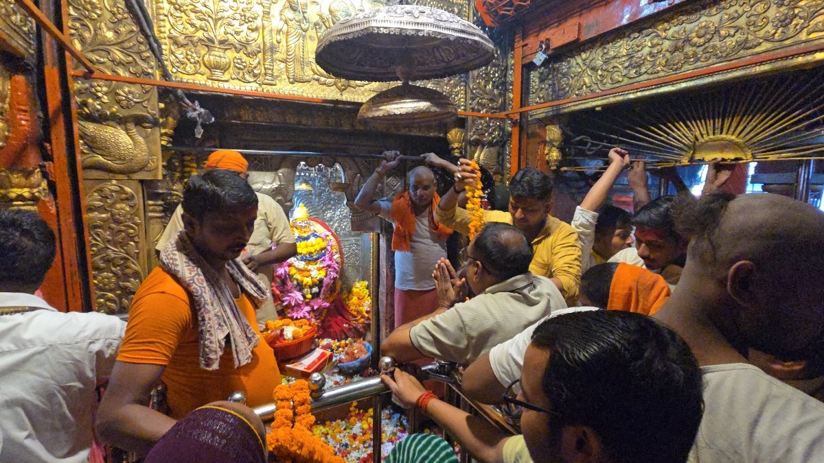 कौशाम्बी के शीतला माता मंदिर में उमड़ी श्रद्धालुओं की भीड़. (Photo: ITG)