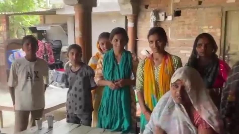 Mulheres de Barabanki que receberam empréstimos de grupos de autoajuda tornaram-se um exemplo de autossuficiência, possuindo carros e ganhando dinheiro.