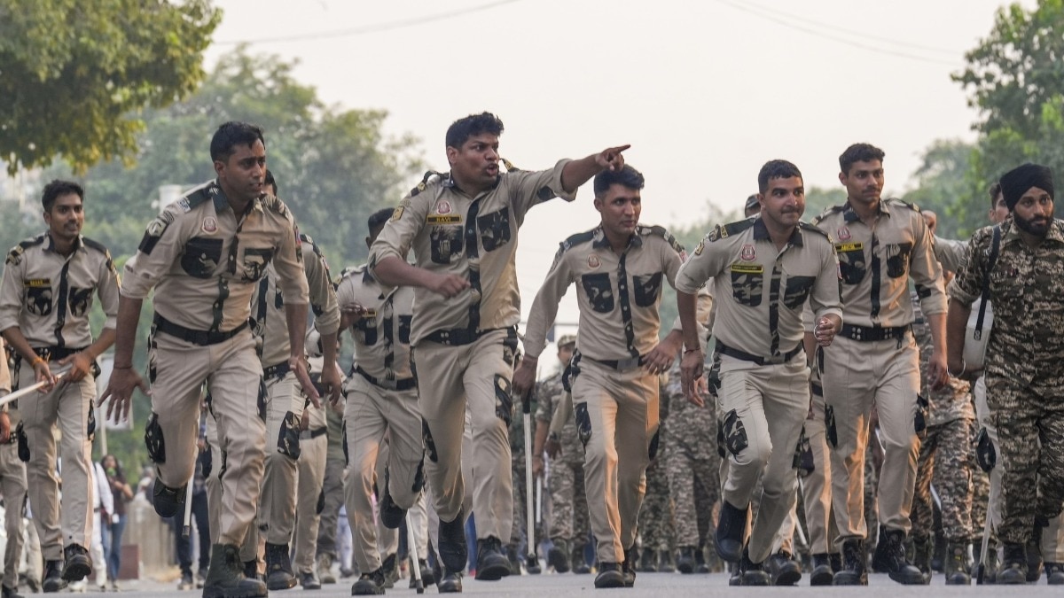 दिल्ली के कनॉट प्लेस (CP) में पुलिस ने किया फ्लैग मार्च (Photo-PTI)