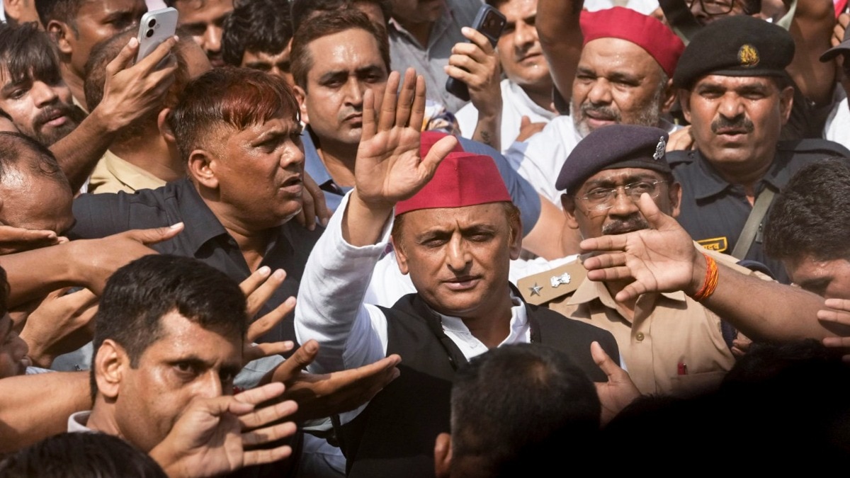 अखिलेश यादव श्रद्धांजलि देने JPNIC पहुंचे थे. (Photo- PTI)
