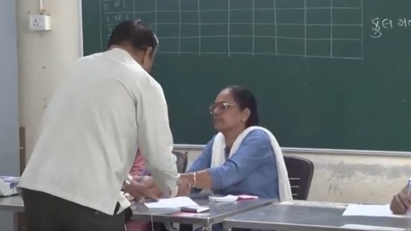 गांधीनगर में नगर निगम चुनाव के लिए वोटिंग हो रही है. वोटिंग के लिए 295 पोलिंग स्टेशन बनाए गए हैं. (Photo-X/@ANI)