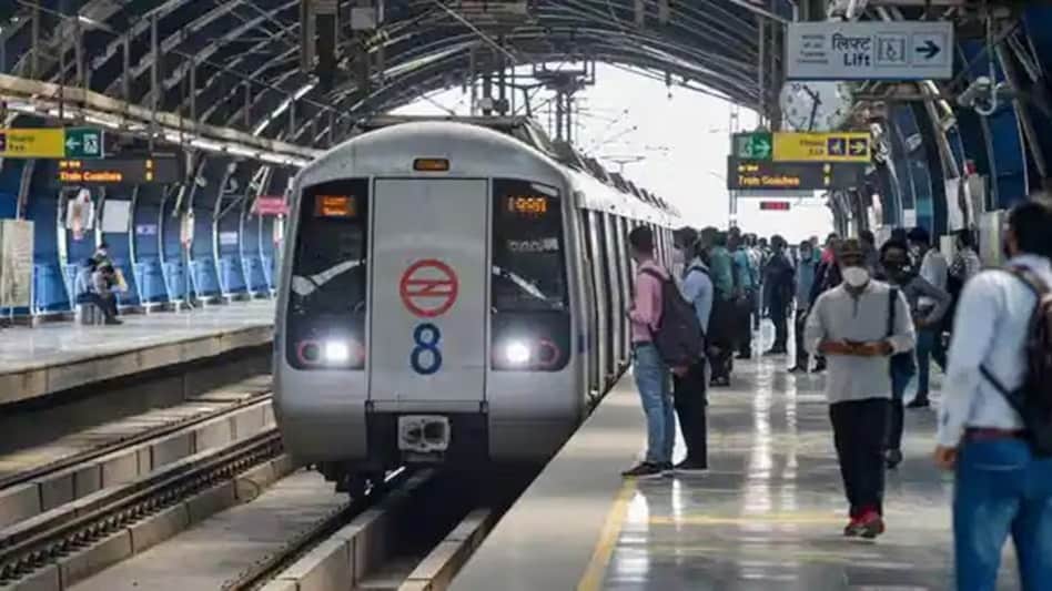 सुप्रीम कोर्ट मेट्रो स्टेशन पर सीट को लेकर विवाद, मारपीट के बाद 48 साल के शख्स की मौत. (File Photo-PTI) सुप्रीम कोर्ट मेट्रो स्टेशन पर सीट को लेकर विवाद, मारपीट के बाद 48 साल के शख्स की मौत. (File Photo-PTI)