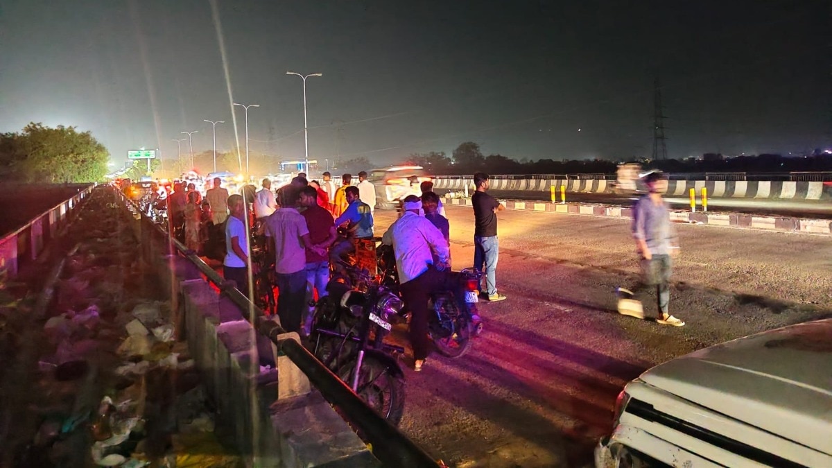 पुल पर युवक के जूते, युवती की चप्पल मिली.(Photo: Ankit Mishra/ITG)