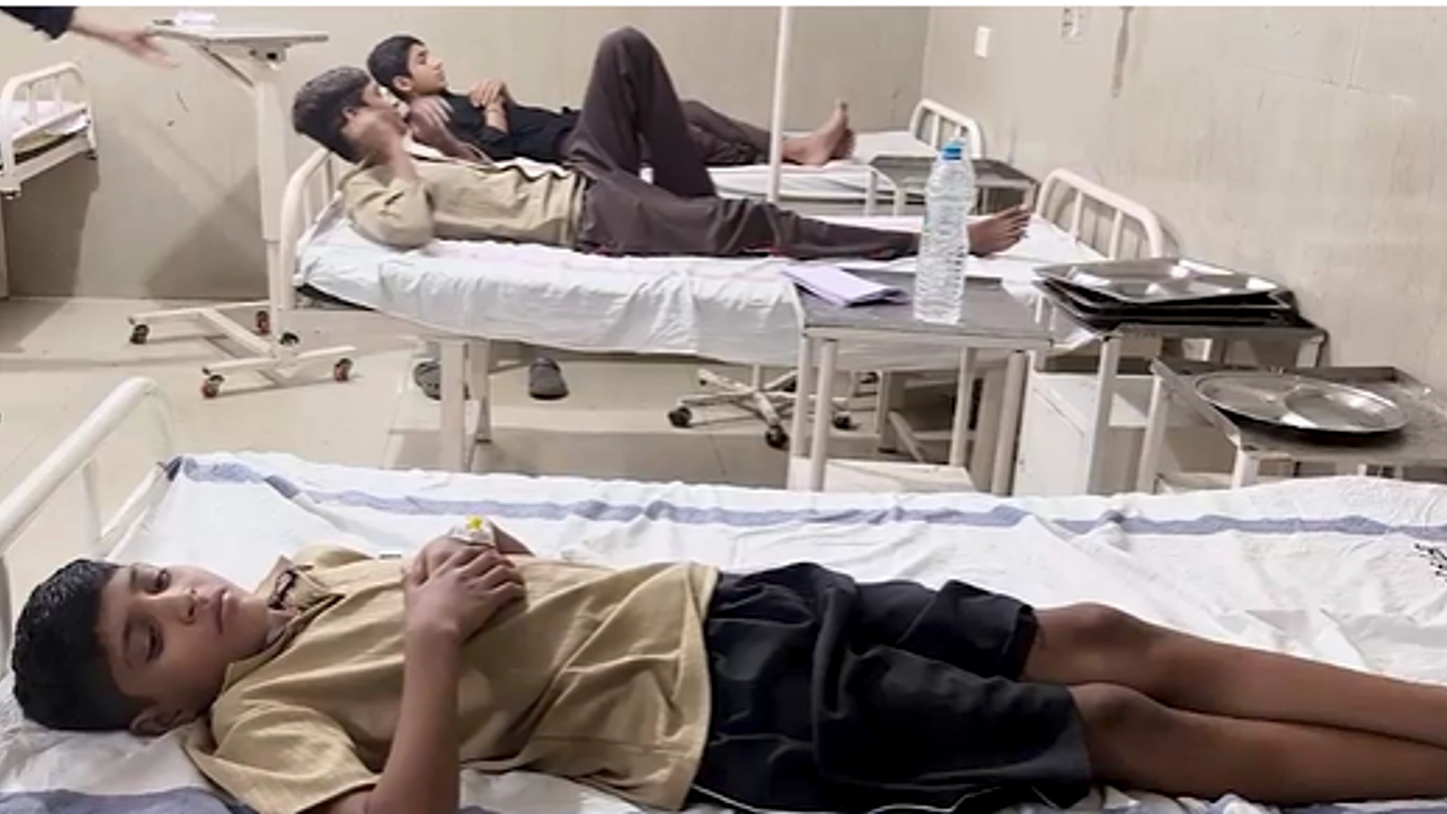 कैंटीन संचालक को नोटिस.(Photo: Screengrab)