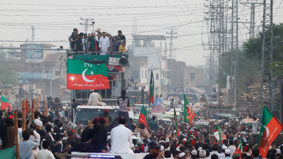 शहबाज सरकार और PTI में टकराव बढ़ा. (Photo: Reuters)