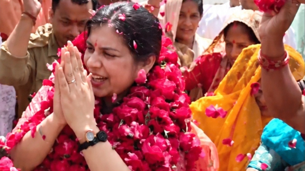 पूर्व IAS इन दिनों मिर्जापुर में ही हैं, जगह जगह उनका स्वागत हो रहा है (Photo: screengrab)