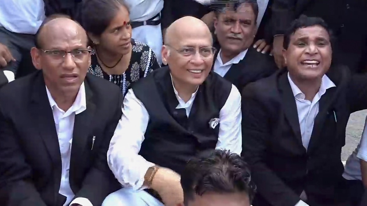 कांग्रेस के वरिष्ठ नेता और वरिष्ठ वकील अभिषेक मनु सिंघवी ने याचिका को लेकर जवाब दिया है.