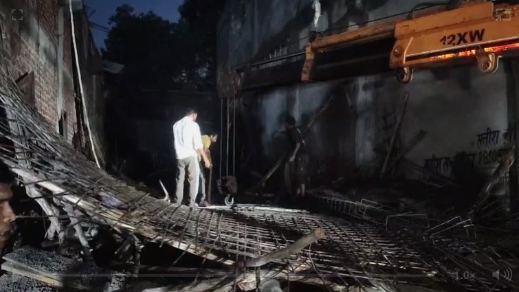 गोदाम हादसे के बाद रेस्क्यू ऑपरेशन जारी. (Photo: ITG)
