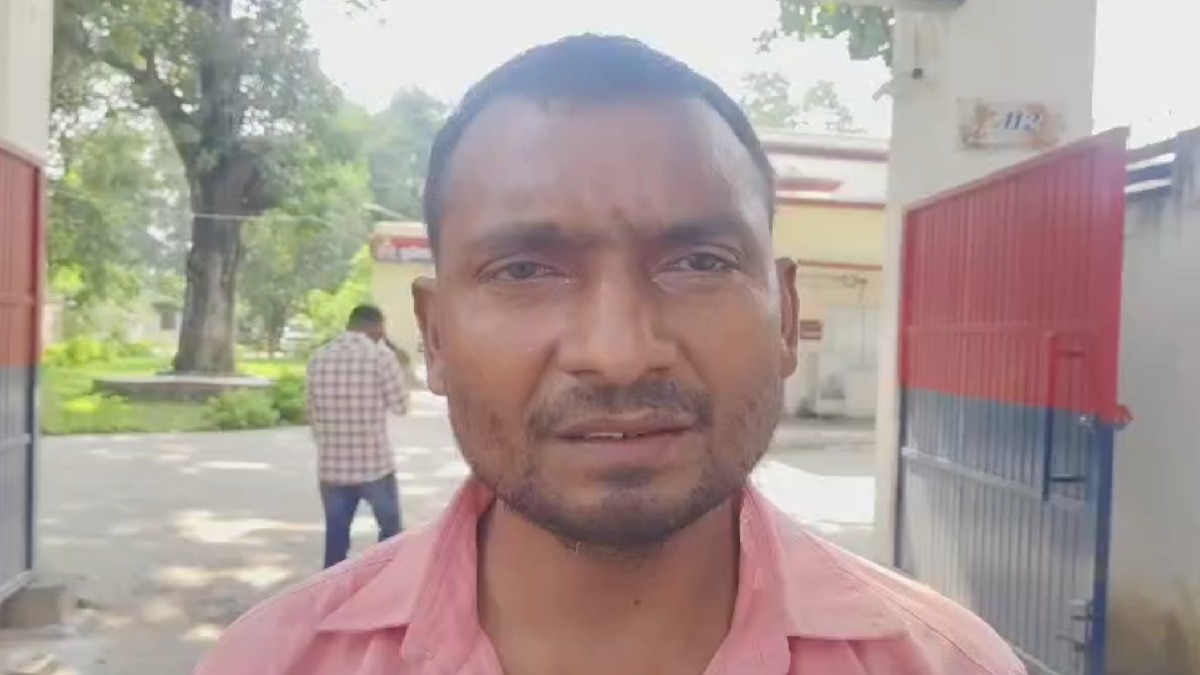 चोरी कबूल कराने के लिए थाने में युवक को थर्ड डिग्री. (Photo: Screengrab)