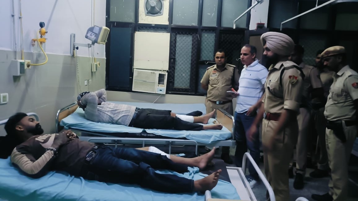 अस्पताल में भर्ती एनकाउंटर में घायल दोनों आरोपी. (Photo: ITG)