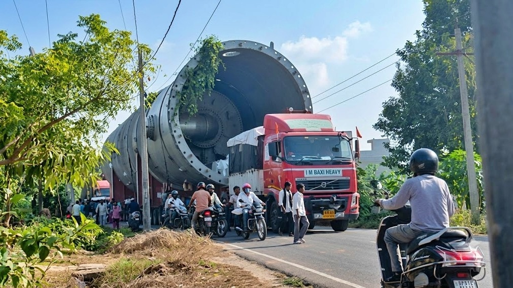बस्ती जिले में पहुंचा 'बाहुबली' ट्रक (Photo- ITG) 