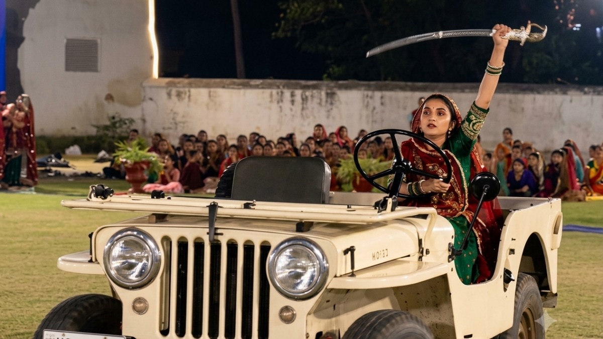 राजपूत महिलाओं का नवरात्रि पर आयोजित तलवार रास में करतब दिखाते वीडियो वायरल (Photo - X/@ani)
