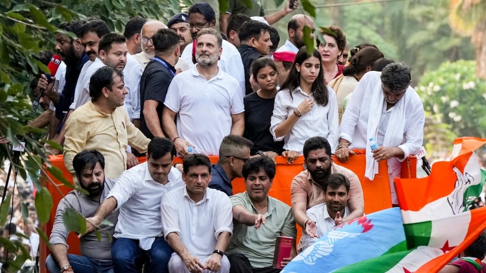 प्रोटेस्ट के बीच एक्टिव हुआ पाकिस्तानी टूलकिट, राहुल गांधी को लेकर फैलाया यह झूठ - CJP Protest Rahul gandhi protest Pakistan toolkit fake news delhi police action ntc acwi - AajTak