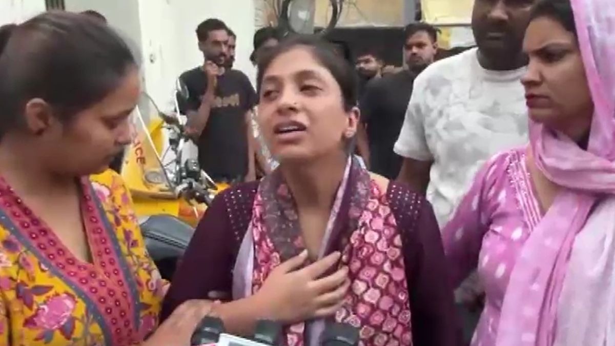 मृतक का पत्नी का रो-रोकर बुला हाल है (Photo- Screengrab)