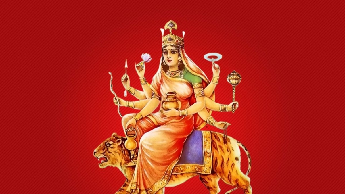 मां कूष्मांडा की आठ भुजाएं हैं और उनका वाहन सिंह है.