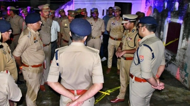 मंदिर परिसर में जांच करती पुलिस टीम (Photo- ITG)