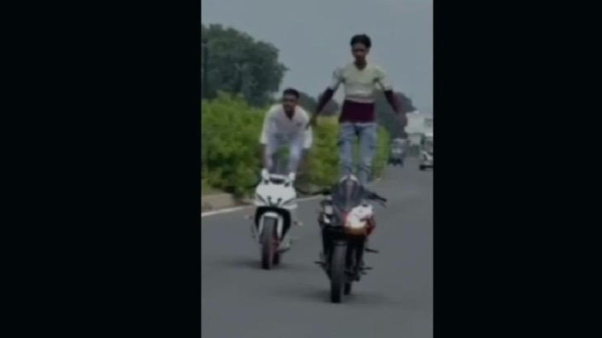 चलती बाइक पर खतरनाक स्टंट का वीडियो वायरल. (Photo: Screengrab)