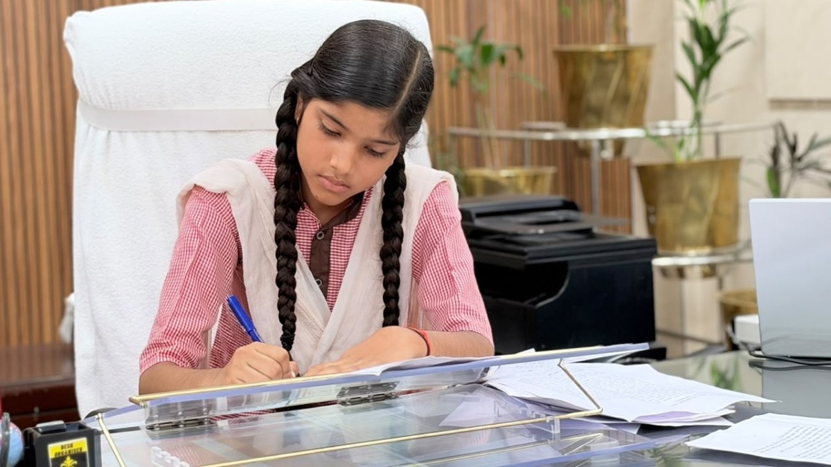 कक्षा 6 में पढ़ने वाली पायल को एक दिन का जिलाधिकारी बनाया गया (Photo ITG)